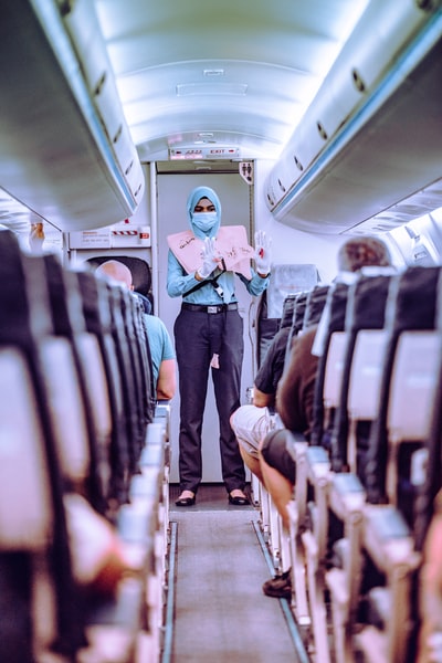穿蓝衬衫的女人站在火车上